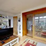 Sunny & Bright Duplex By Vacationy